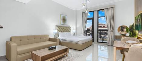 Työpöytä, silitysrauta/-lauta, Wi-Fi, vuodevaatteet