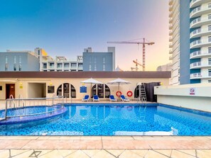 Pool - Chic Studio Stay with Gym, Pool, and Kitchenette (Dubai)