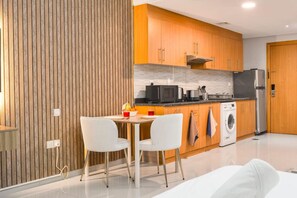 ثلاجة، ميكروويف، موقد طهي مسطح، ماكينة لصنع القهوة/الشاي