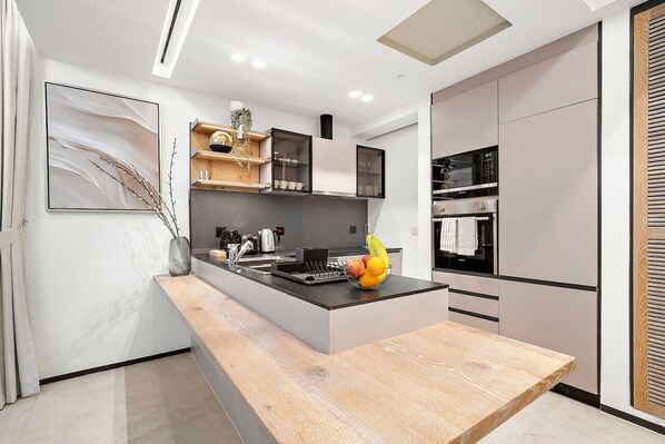 Kühlschrank, Mikrowelle, Ofen, Herdplatte