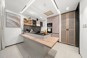 Køleskab, mikrobølgeovn, ovn, kogeplade