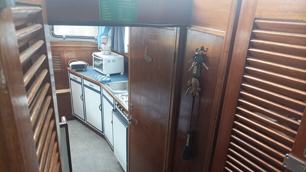 A compact kitchenette with a coffee maker, toaster, and sink. - Vedette hollandaise 9m a quai a l'entrée de Redon  (Redon)