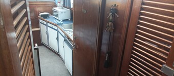 Vedette hollandaise 9m a quai a l'entrée de Redon 