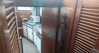 Vedette hollandaise 9m a quai a l'entrée de Redon