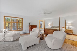 6 bedrooms, desk, iron/ironing board, travel cot