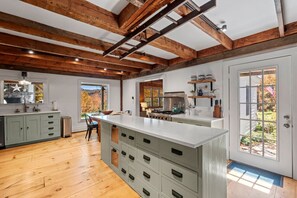 Køleskab, mikrobølgeovn, ovn, kogeplade