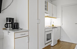 Fridge, stovetop, coffee/tea maker - Cozy apartment in Nexø with WiFi (Nexø)