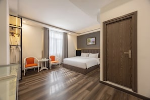 Deluxe Suite Double | Minibar, värdeförvaringsskåp på rummet och strykjärn/strykbräda