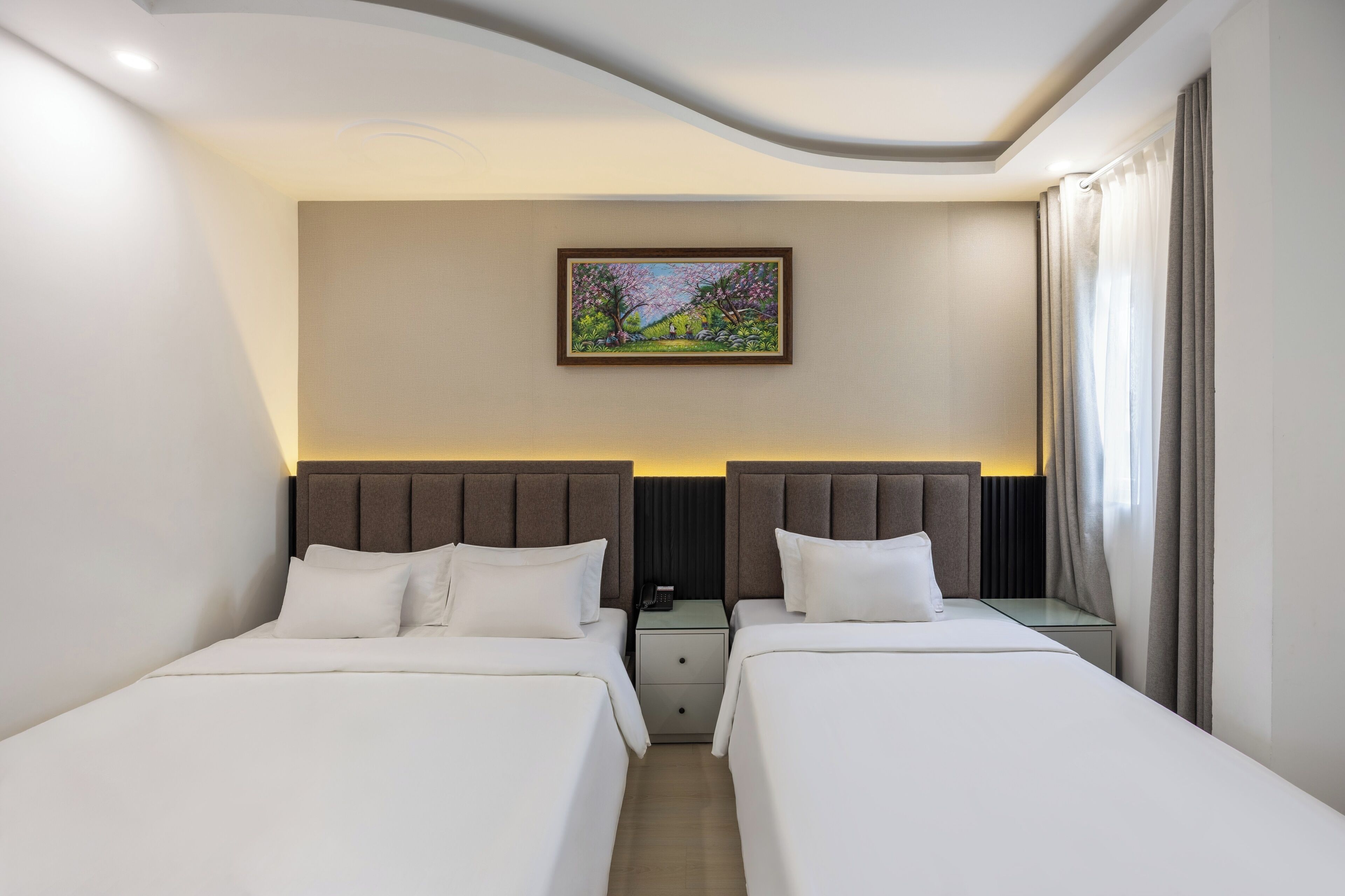 Chambre triple familiale | Minibar, coffre-fort, fer et planche à repasser, accès au Wi-Fi (inclus)