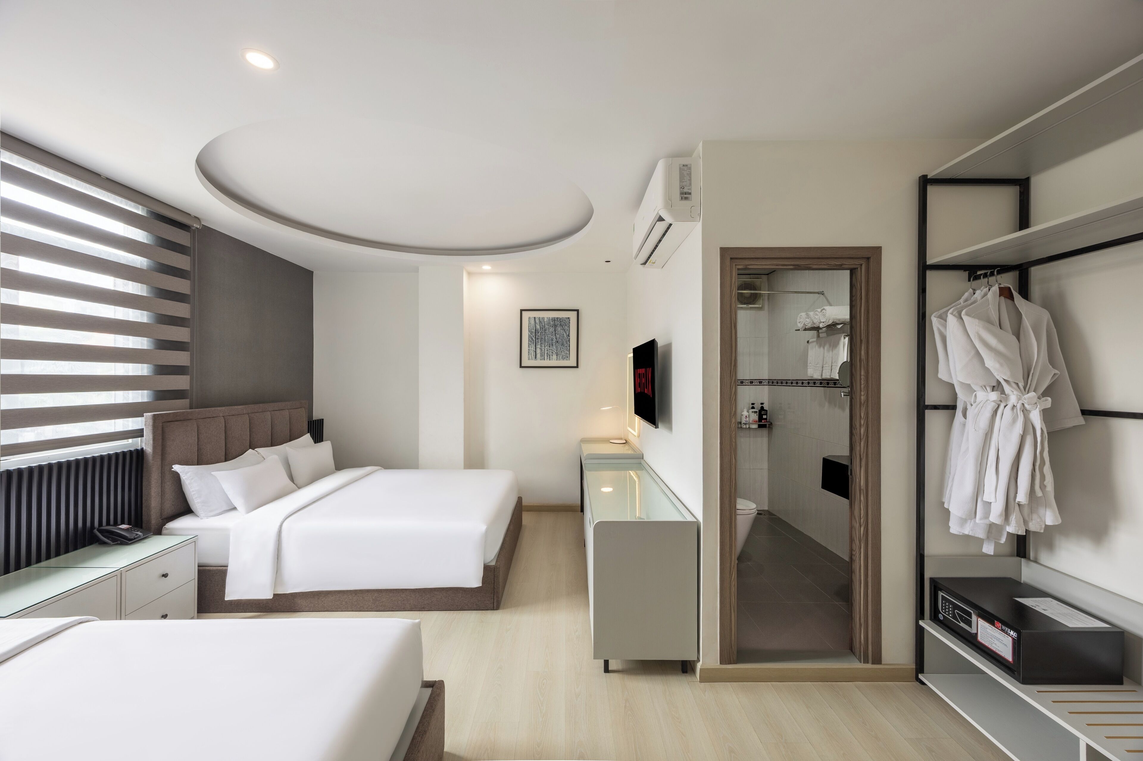 Minibar, coffres-forts dans les chambres, fer et planche à repasser