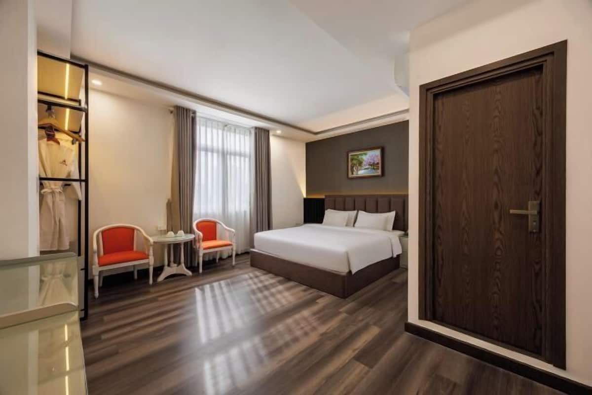 Minibar, in-room safe, iron/ironing board, free WiFi