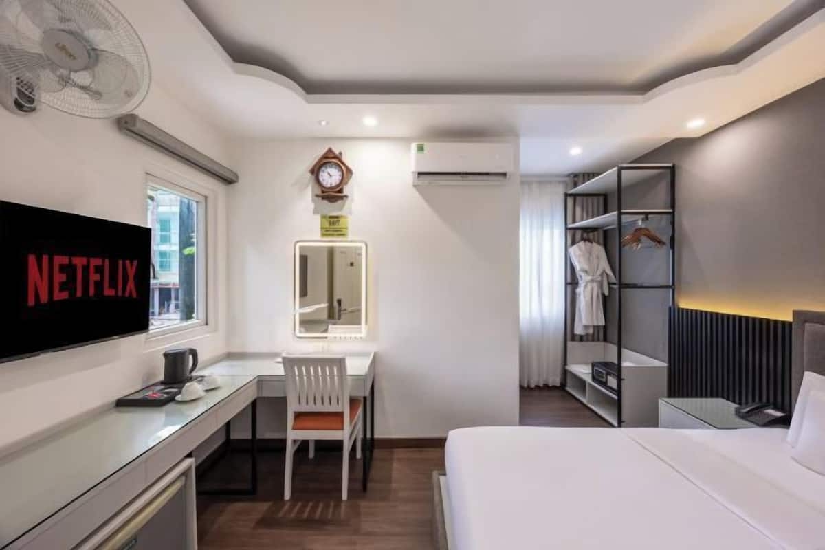 Minibar, in-room safe, iron/ironing board, free WiFi