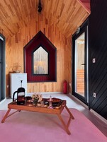 Deluxe Tiny Home Lake View | Minibar, decoración individual, escritorio y wifi gratis