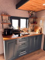 Tiny Home with Classic Loft Bed Lake View | Cocina privada | Frigorífico pequeño, cafetera o tetera y hervidor eléctrico