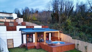 A modern house with a swimming pool, a deck, and a well-maintained lawn. - Sapanca Tiny Home (Sapanca)