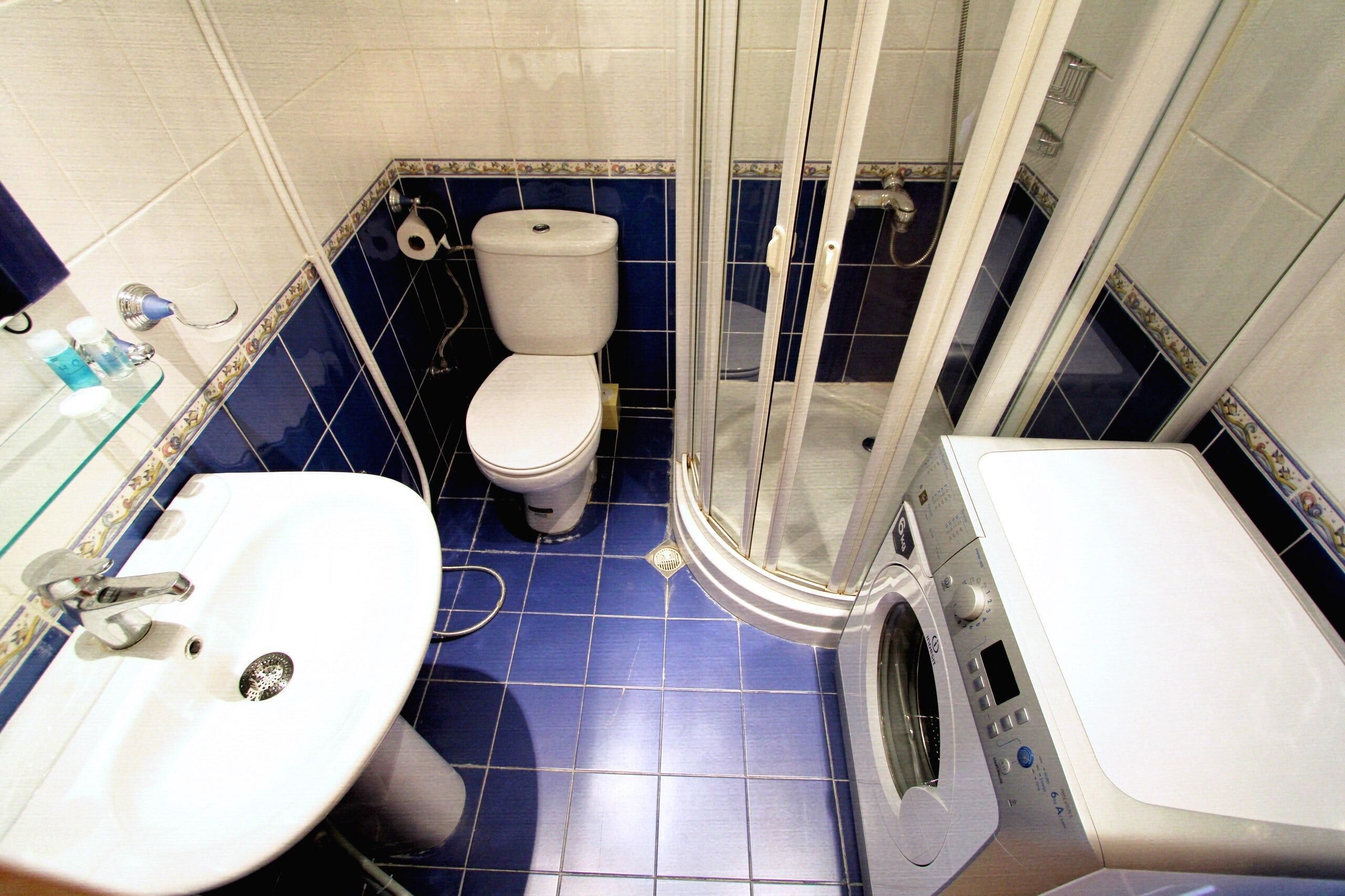 Un baño con inodoro, lavamanos y ducha.