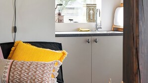 Apartment, Garden View | Desk, laptop workspace, iron/ironing board, free WiFi - Boutique Hotel Jongwijs Westzaan (Westzaan)