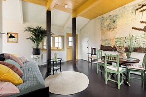 Appartement, uitzicht op tuin | Een bureau, een laptopwerkplek, een strijkplank/strijkijzer, gratis wifi