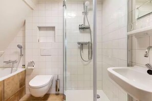 Een haardroger, handdoeken, zeep, shampoo