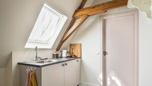 Desk, laptop workspace, iron/ironing board, free WiFi - Boutique Hotel Jongwijs Westzaan (Westzaan)