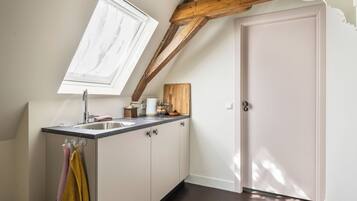 Schreibtisch, laptopgeeigneter Arbeitsplatz, BĂŒgeleisen/BĂŒgelbrett