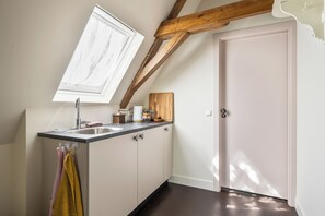 Bureau, espace de travail pour ordinateur portable