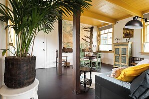 Appartement, uitzicht op tuin | Een bureau, een laptopwerkplek, een strijkplank/strijkijzer, gratis wifi