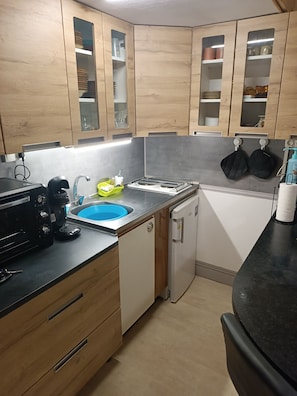 Micro-ondes, four, plaque de cuisson