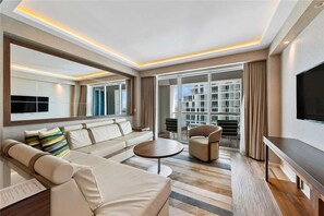 TV, stereo - Spacious 1BD hidden gem on Fort Lauderdale Beach (Fort Lauderdale)