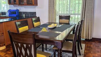 Deluxe Villa, Garden View | In-room dining
