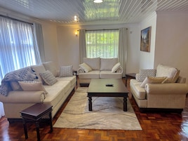 Deluxe Villa, Garden View | Living area