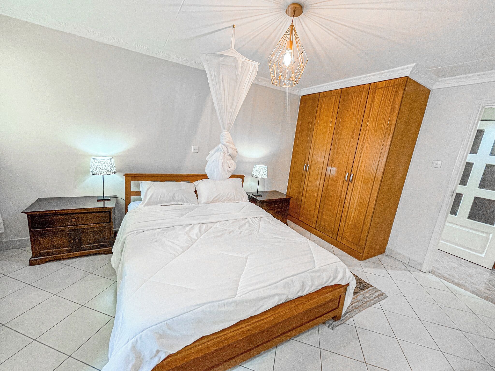 Escritorio, espacio para trabajar con laptop y cortinas blackout 