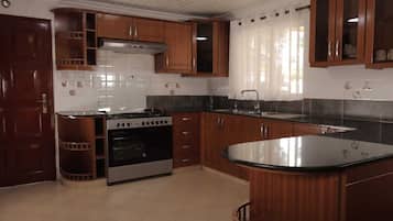 Deluxe Villa, Garden View | Private kitchen | Fridge, microwave, oven, cookware/dishes/utensils
