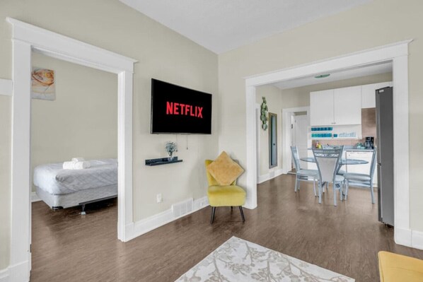 4 slaapkamers, een bureau, een strijkplank/strijkijzer, reisbedje