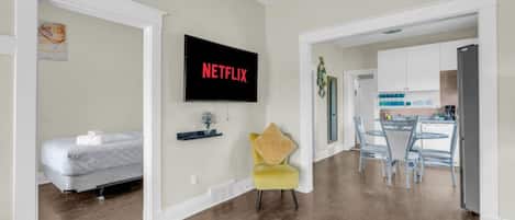 3 chambres, bureau, fer et planche à repasser, lit parapluie