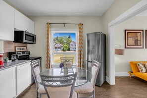 Jääkaappi, mikroaaltouuni, uuni, liesi