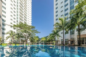 2 piscinas al aire libre, sombrillas, sillones reclinables de piscina