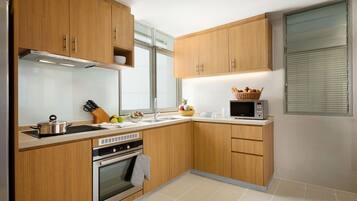 Apartment, 4 Bedrooms | Private kitchenette | Full-sized fridge, microwave, oven, dishwasher