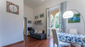 Apartment, Balcony, City View | Living area | 32-inch flat-screen TV with cable channels - Casa con Accesso Privato al Mare Parcheggio Bogliasco (Bogliasco)