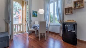 Apartment, Balcony, City View | Dining room