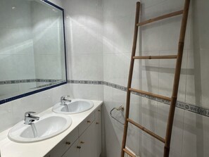 Serviettes fournies, papier toilette