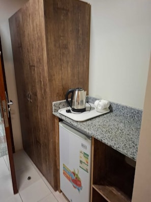 Mini réfrigérateur, bouilloire électrique