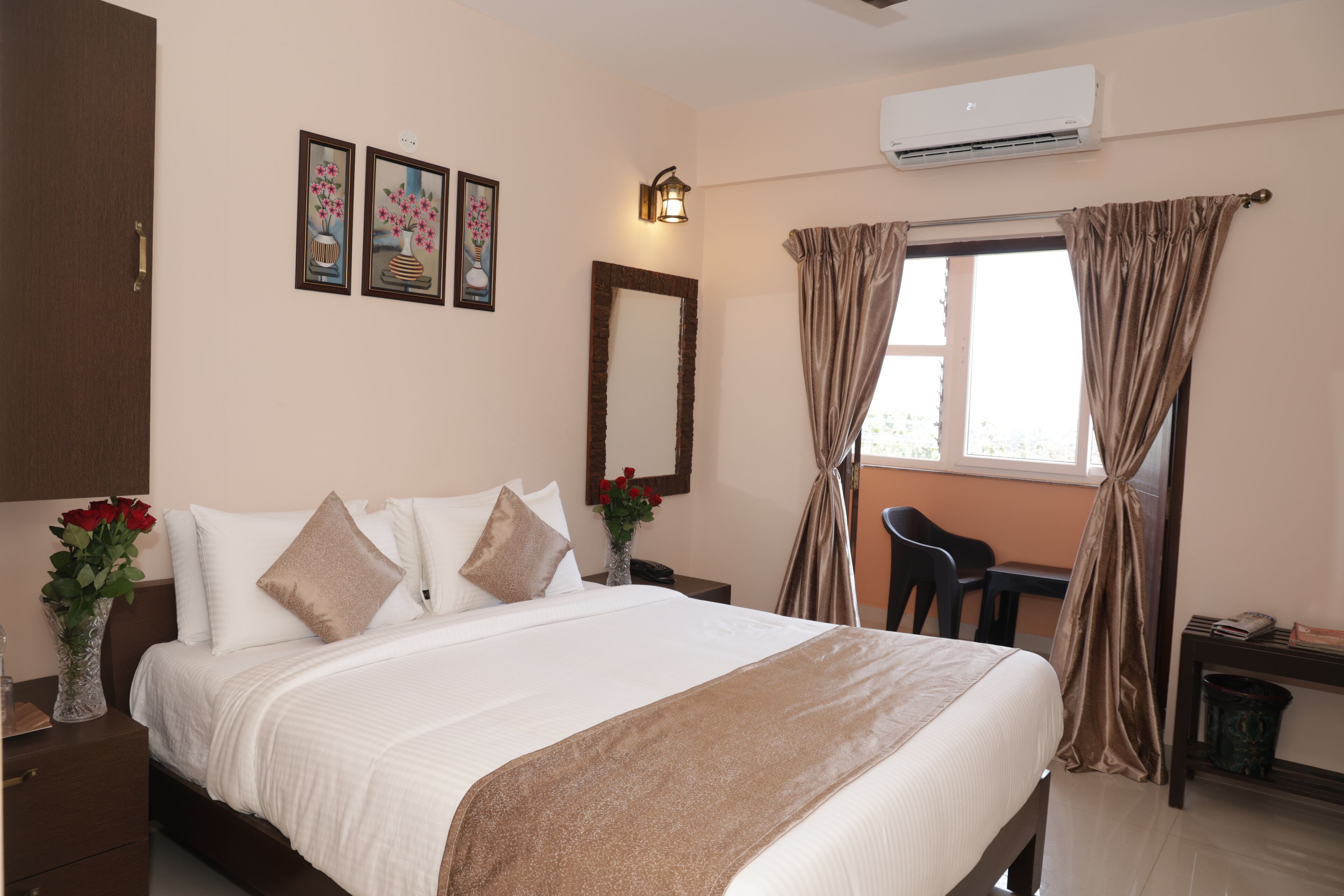 スタンダード ルーム プールビュー | 高級寝具、セーフティボックス (室内)、防音設備、アイロン / アイロン台