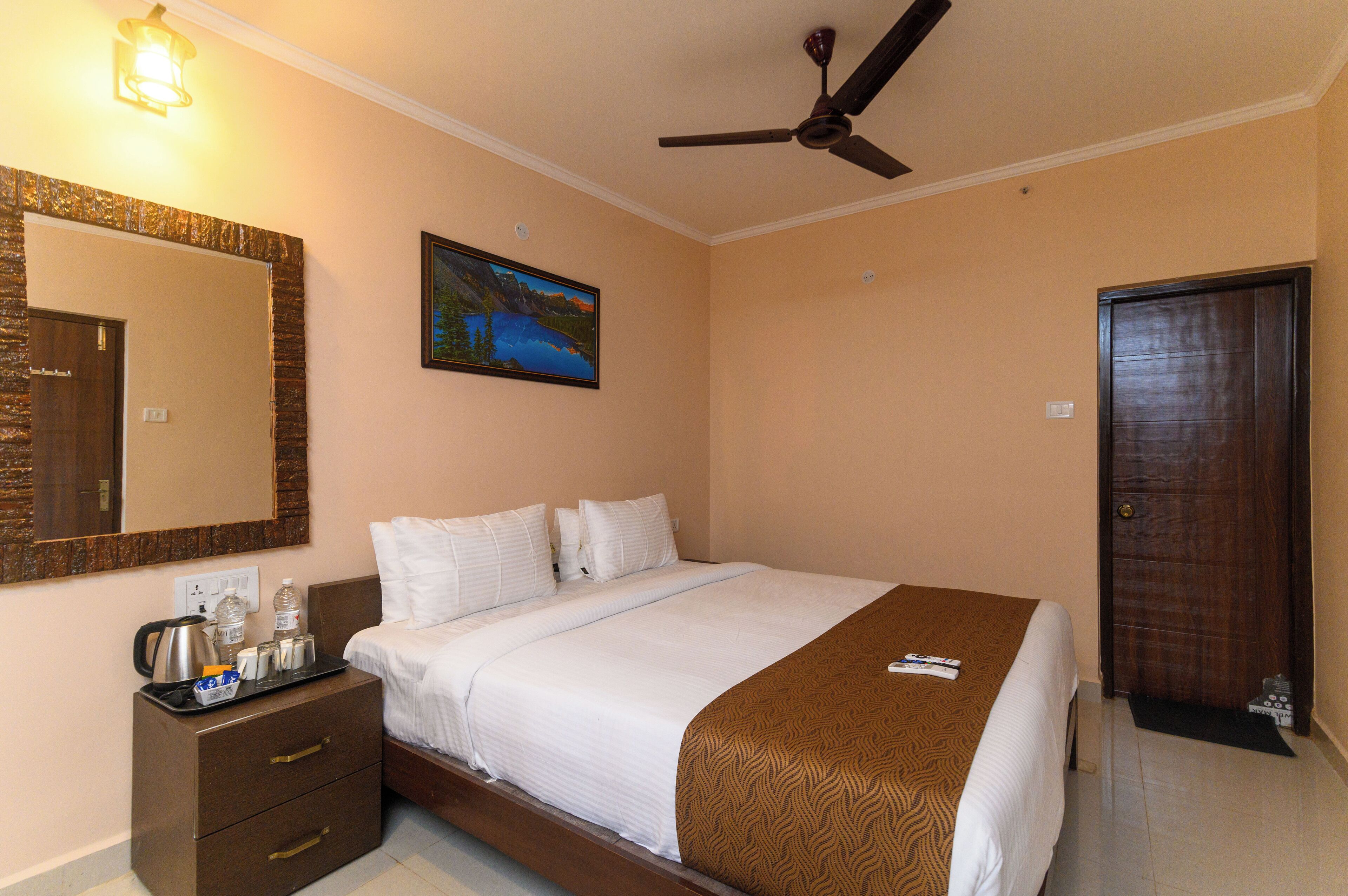 デラックス ダブルルーム プールビュー | 高級寝具、セーフティボックス (室内)、防音設備、アイロン / アイロン台