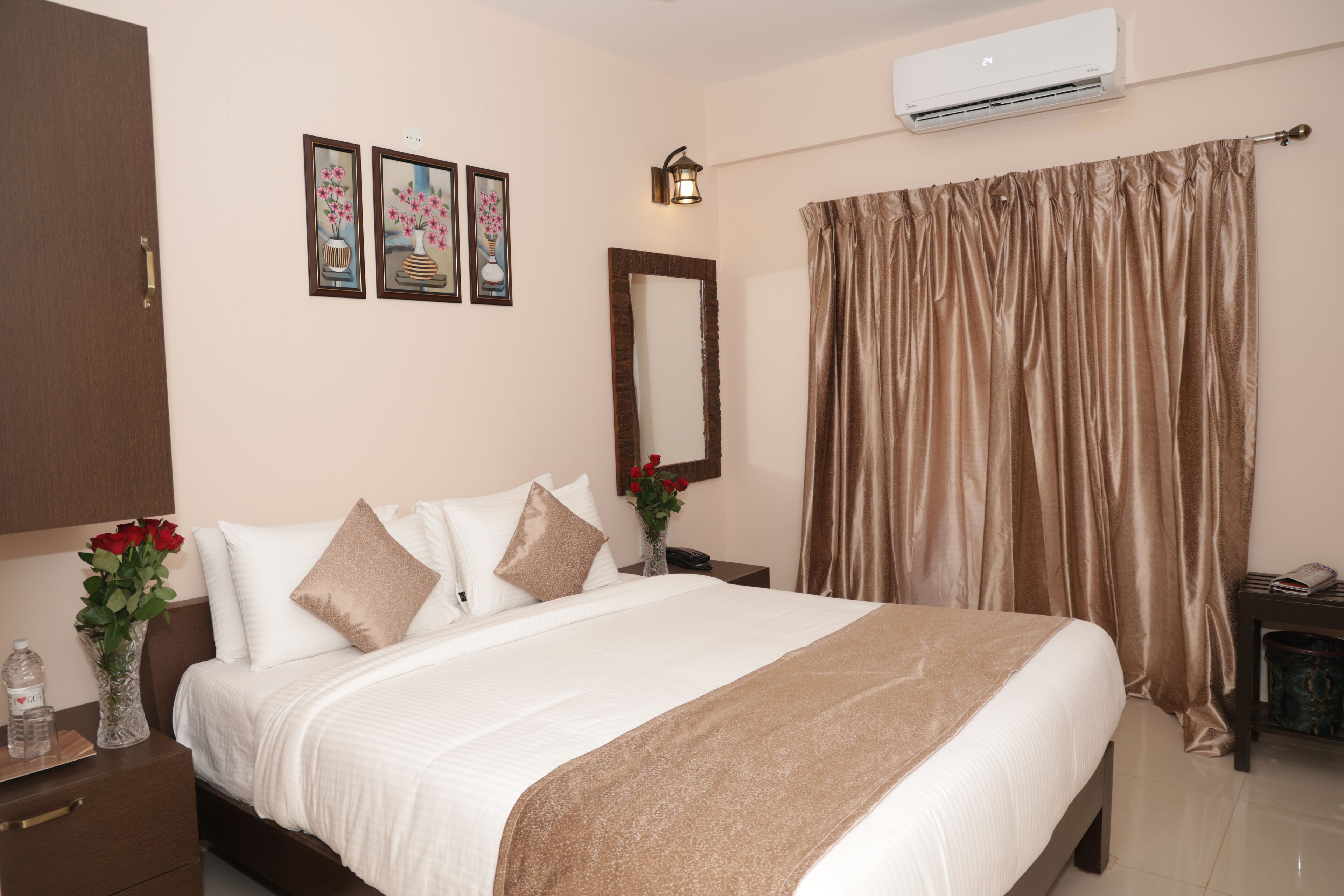 スタンダード ダブルルーム | 高級寝具、セーフティボックス (室内)、防音設備、アイロン / アイロン台