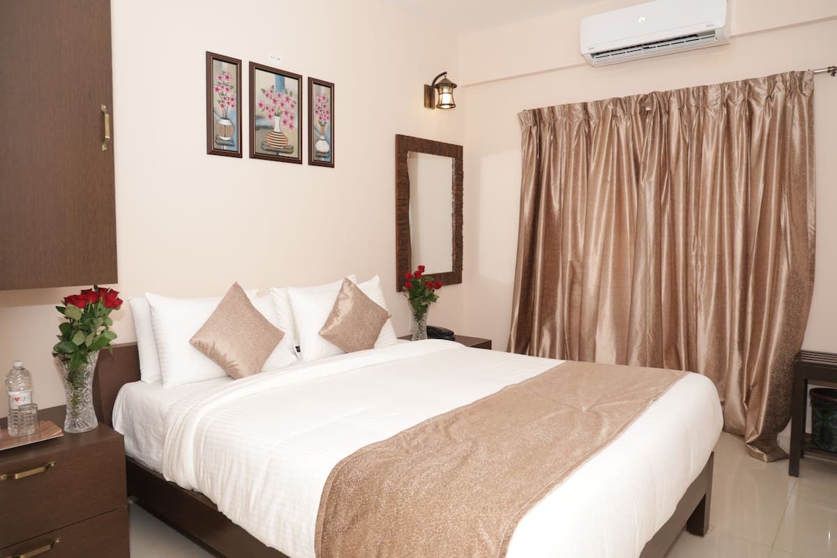 Standard Room, Sea View | Bathroom | Shower, free toiletries, bidet, towels