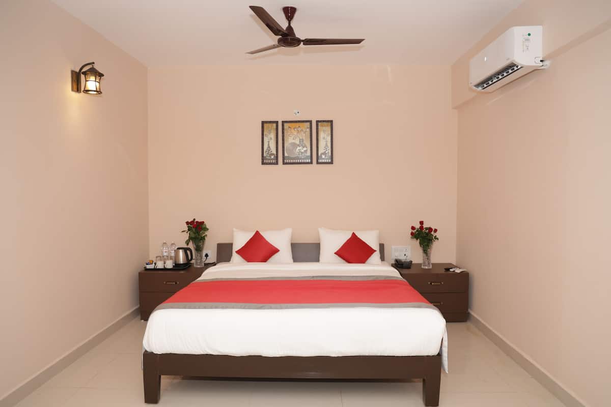 Junior Room, 1 King Bed | Premium bedding, in-room safe, soundproofing, iron/ironing board