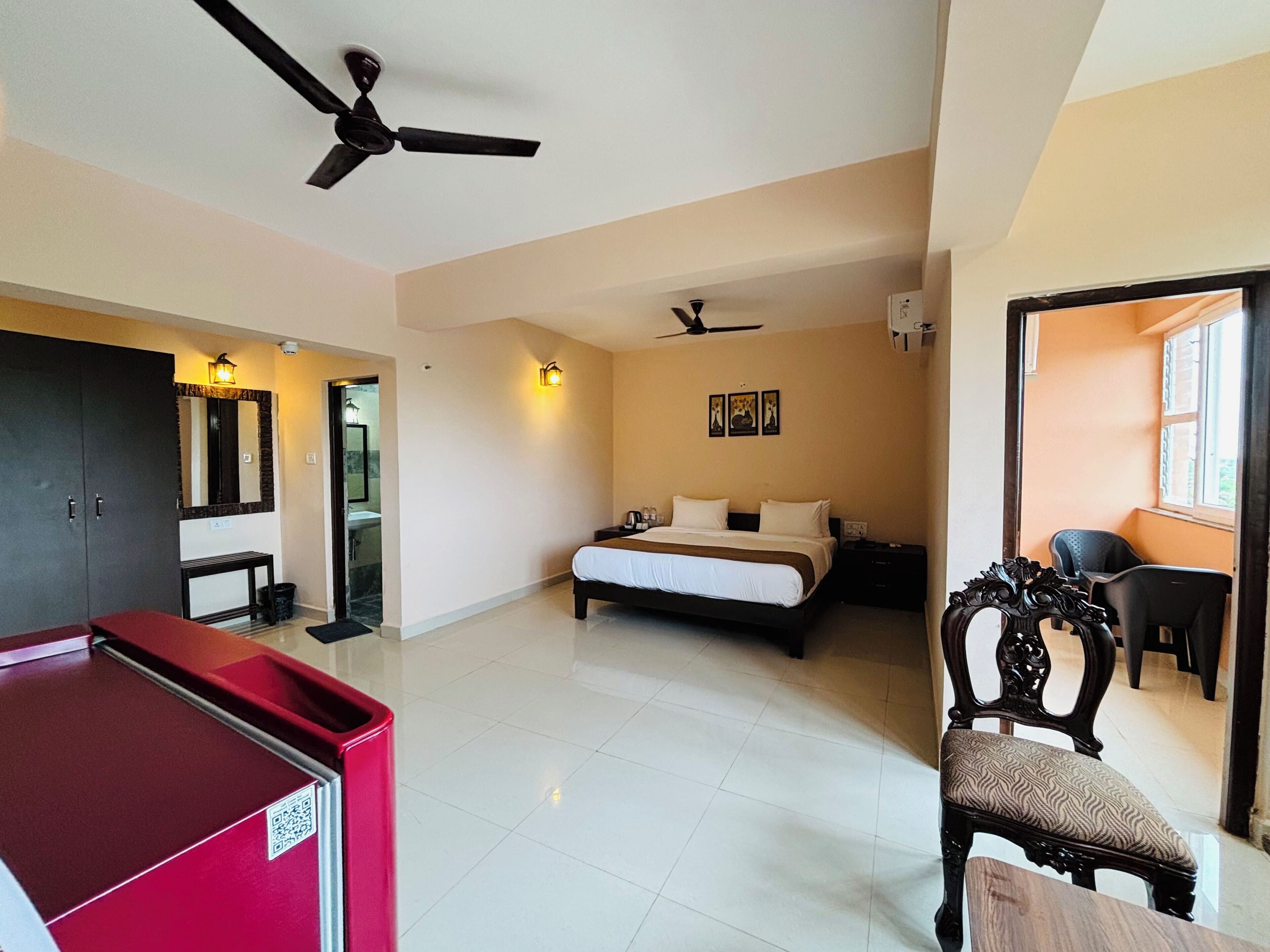 Chambre Junior, 1 très grand lit | Salle de bain | Douche, articles de toilette gratuits, bidet, serviettes fournies