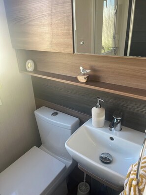 Cabin | Bathroom - 2-bed Cabin, Sleeps 4 in Cayton Bay (Scarborough)