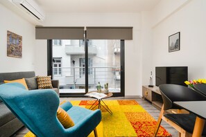 Apartamento superior, 2 quartos | Área de estar | TV